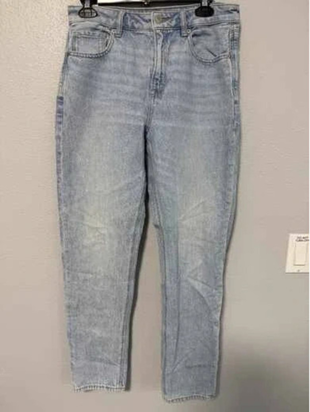 # 6116 Size 6 American Eagle Strigid Light Wash Jeans